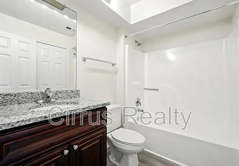 525 Columbia St — Photo 14