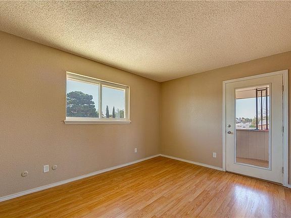 5th image of 10561 Breezeway Ave