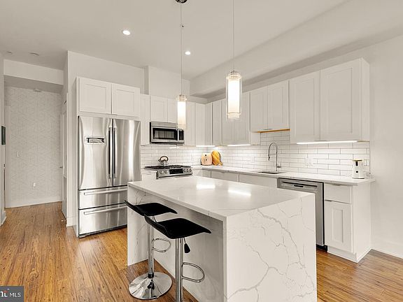 5th image of 3819 14th St NW Room 4