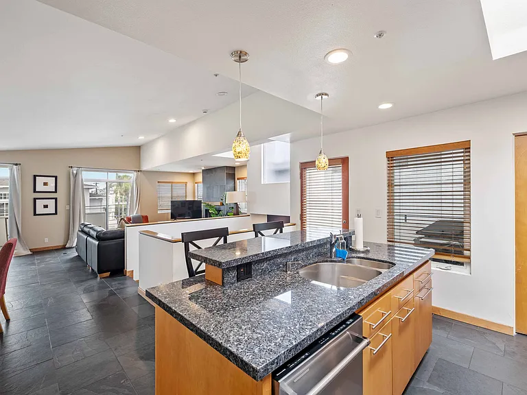 452 Marine Pl — Photo 10