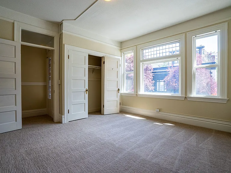 Alexander Apartments — Photo 17