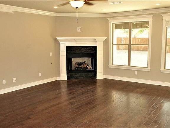 3rd image of 1710 Helen Ln