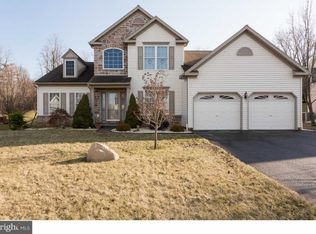 28 Mill Stream Dr, Morgantown, PA 19543