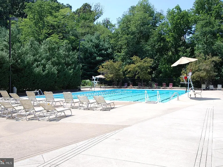 1808 Old Meadow Rd #910 — Photo 23