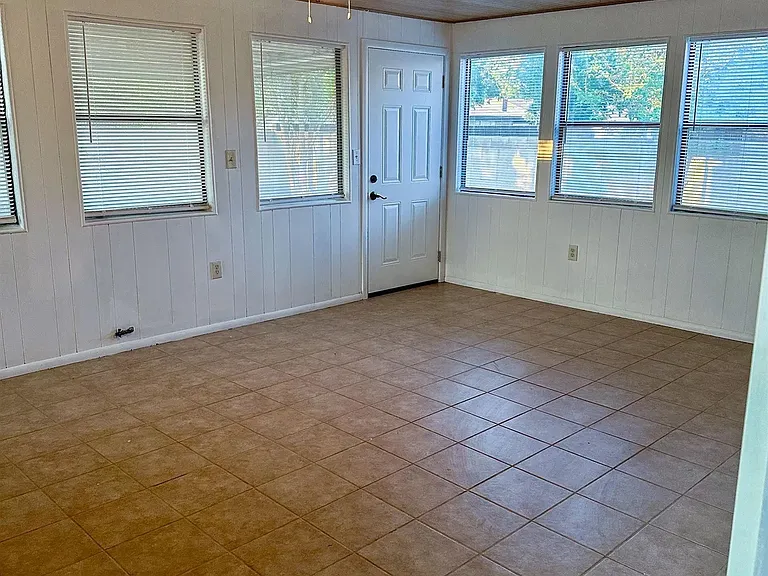 2104 W Runyan Ave — Photo 13