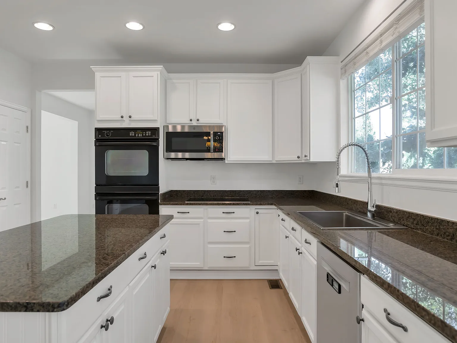 4 bed, 2.5 bath, 2760 sqft, $3,950 — Photo 3
