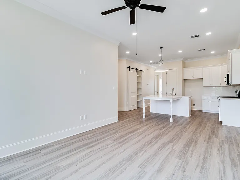102 Perth Pl — Photo 26