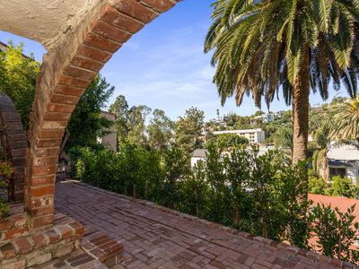 2040 N Las Palmas Ave, Los Angeles, CA, 90068