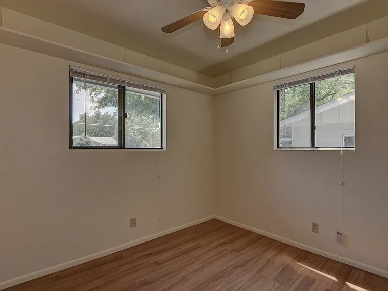 806 Campbell St — Photo 13