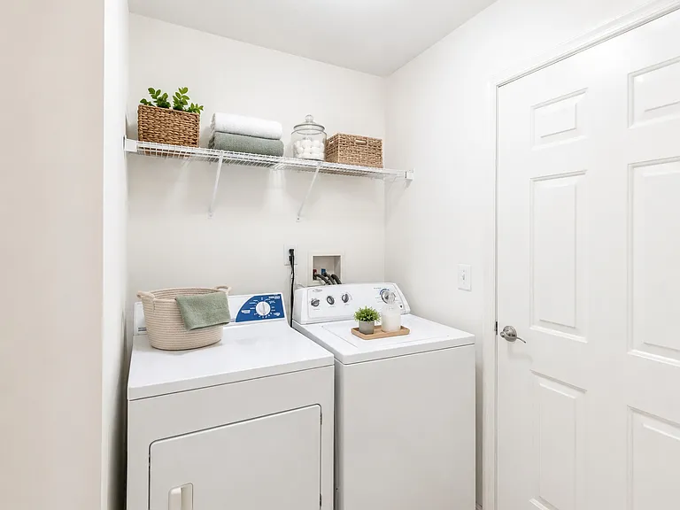 Mews at Annandale Townhomes — Photo 14