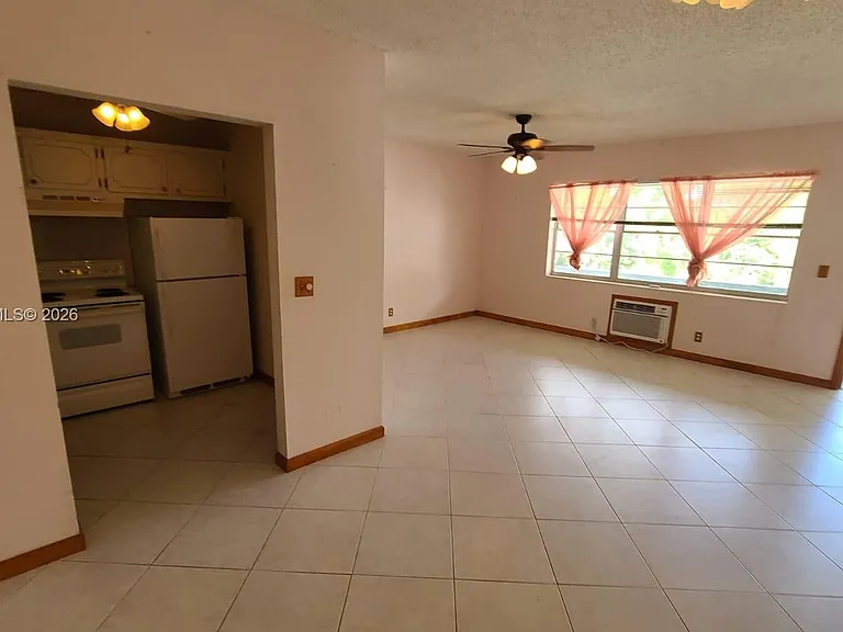 135 Coventry Pl #135-F — Photo 2