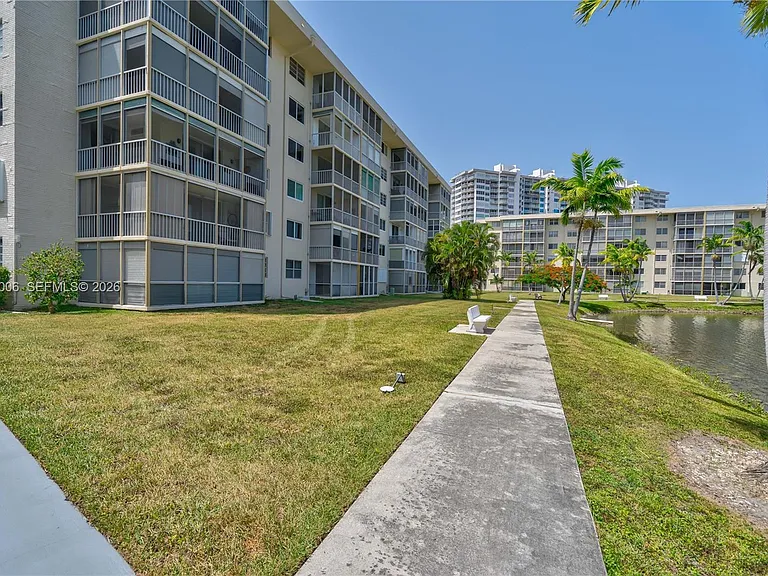 2851 Leonard Dr #J402 — Photo 33
