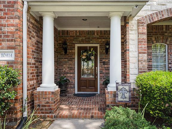 Welcoming covered porch at 10414 Kilbride Way. BUS SERVICE TO HASSLER!