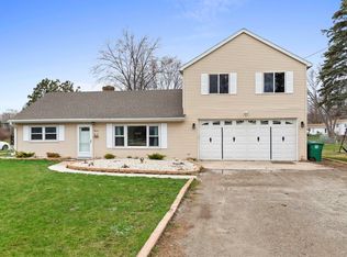 2068 Lost Dauphin Rd, De Pere, WI 54115