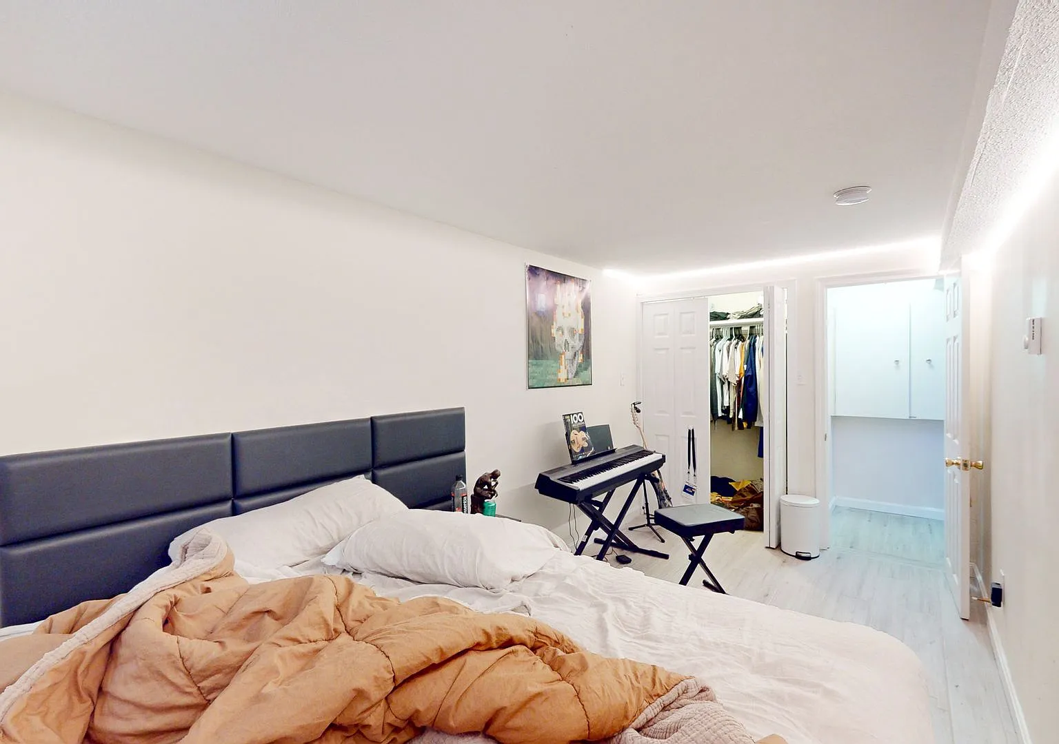 Back Bay Brownstone 2 Bed | Renovated Kitchen & Bath | Available 9/1 — Photo 4