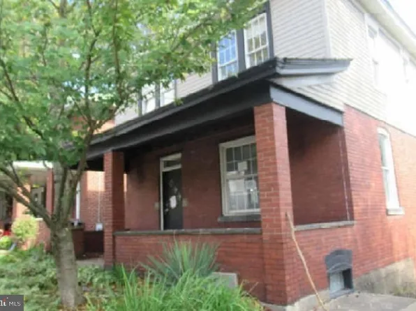 26 1st St, Irwin, PA 15642