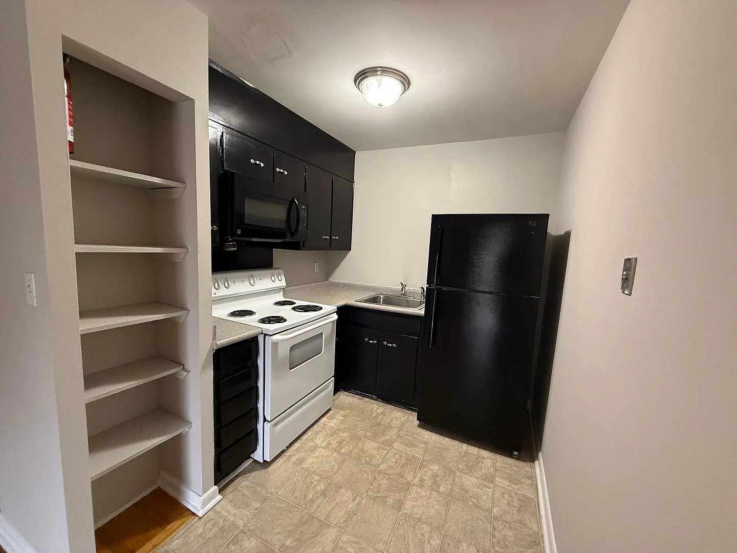 Colonial Apartments - 370 Peabody St — Photo 2