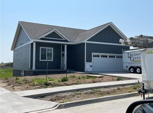 1136 Foxglove Rd, Pella, IA 50219