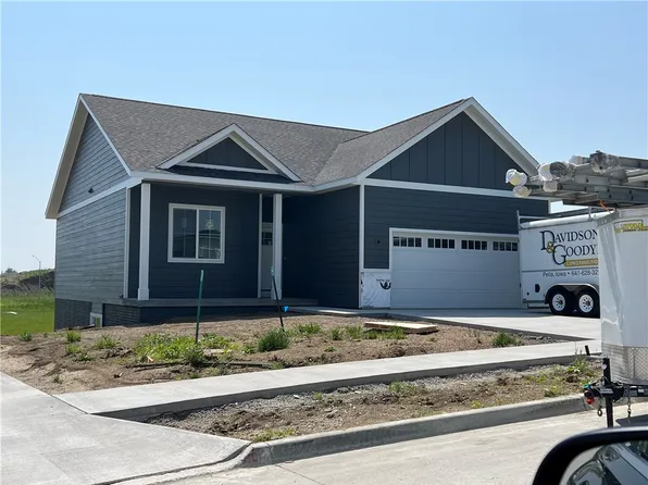 1136 Foxglove Rd, Pella, IA 50219