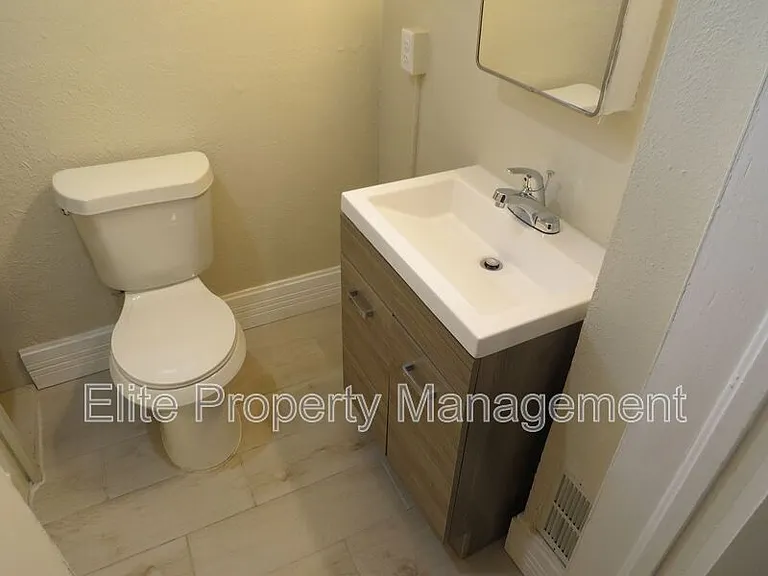 715 W 10th St #1 — Photo 9