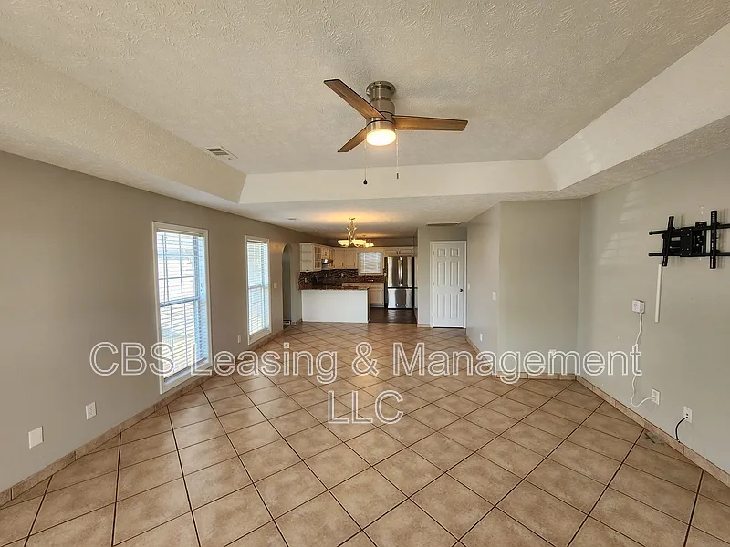 3 bed, 2.0 bath, 1793 sqft, $2,000 — Photo 2