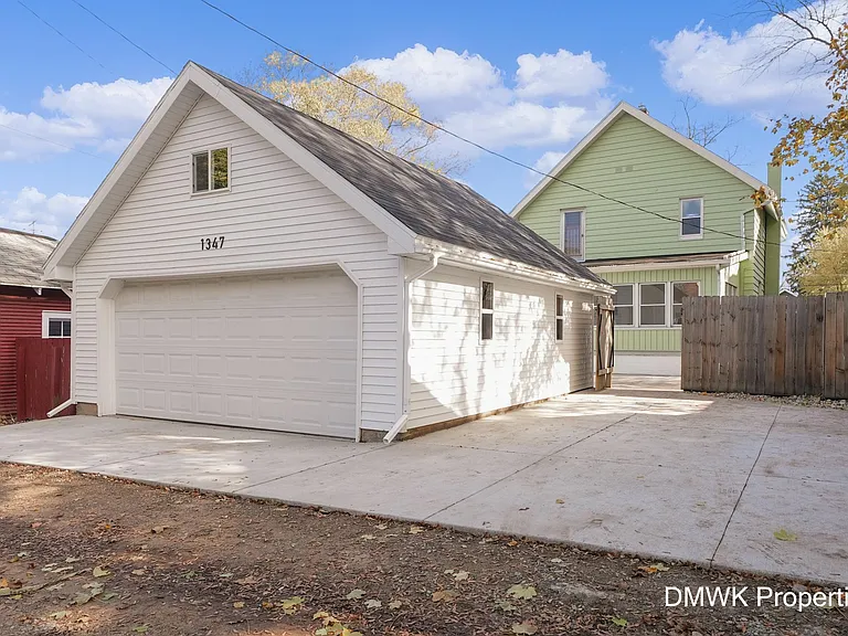 Detached 2 stall Garage & Off Street Parking