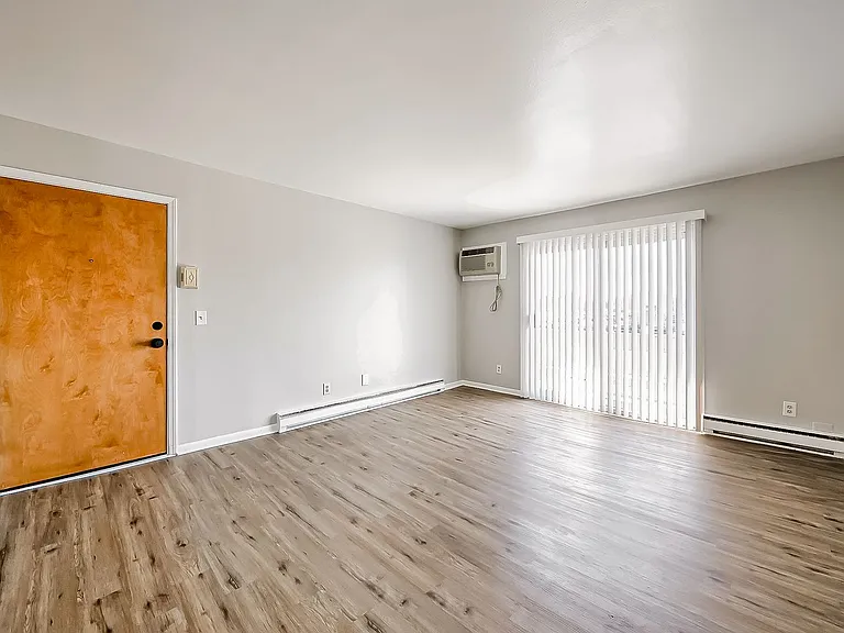 825 S Grand Ave — Photo 2