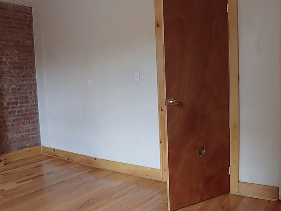 4th image of 559 Saint Johns Pl