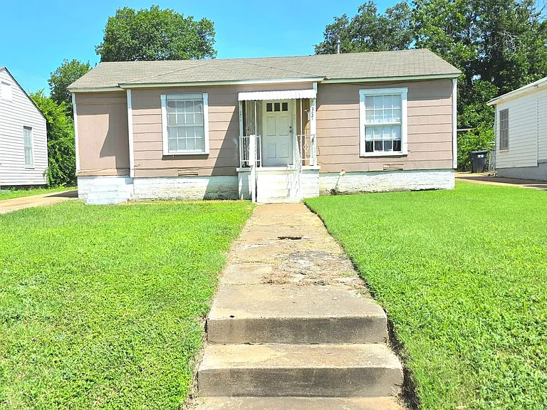 2621 Windsor Ave — Photo 1