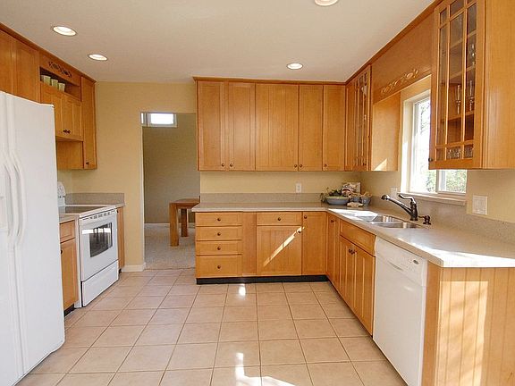 Beautiful, updated kitchen w/pantry.