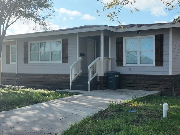 917 Temple Dr, Hitchcock, TX 77563