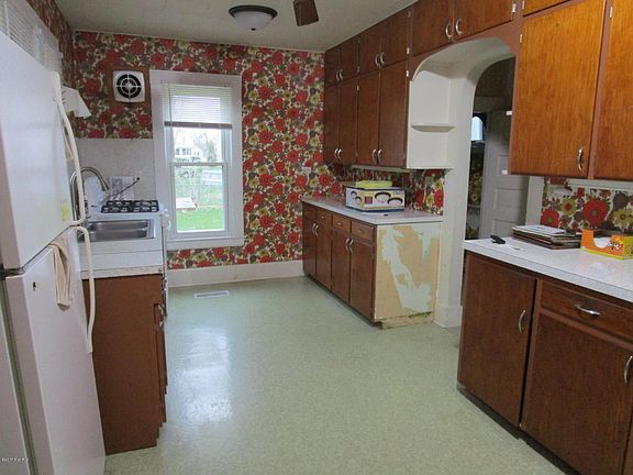 4th image of 404 Crandall St