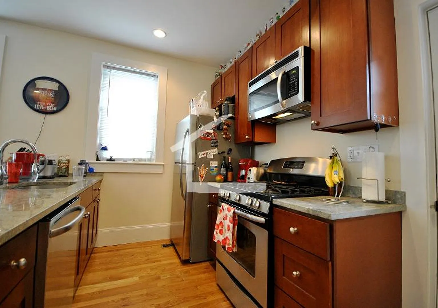Nicely renovated Townhouse in a prime location near the Green Line with parking included! — Photo 1