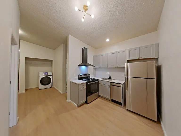 University Manor - Newly Renovated Units just a short walk from Campus! — Photo 82