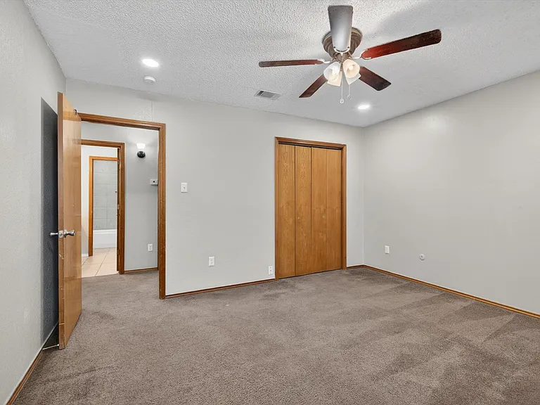305 Cambridge Dr #305 — Photo 17