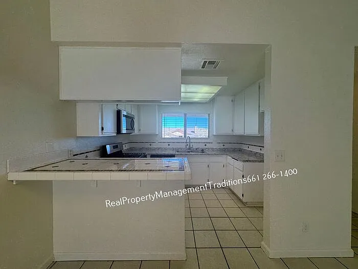 3 bed, 2.0 bath, 980 sqft, $1,950 — Photo 4