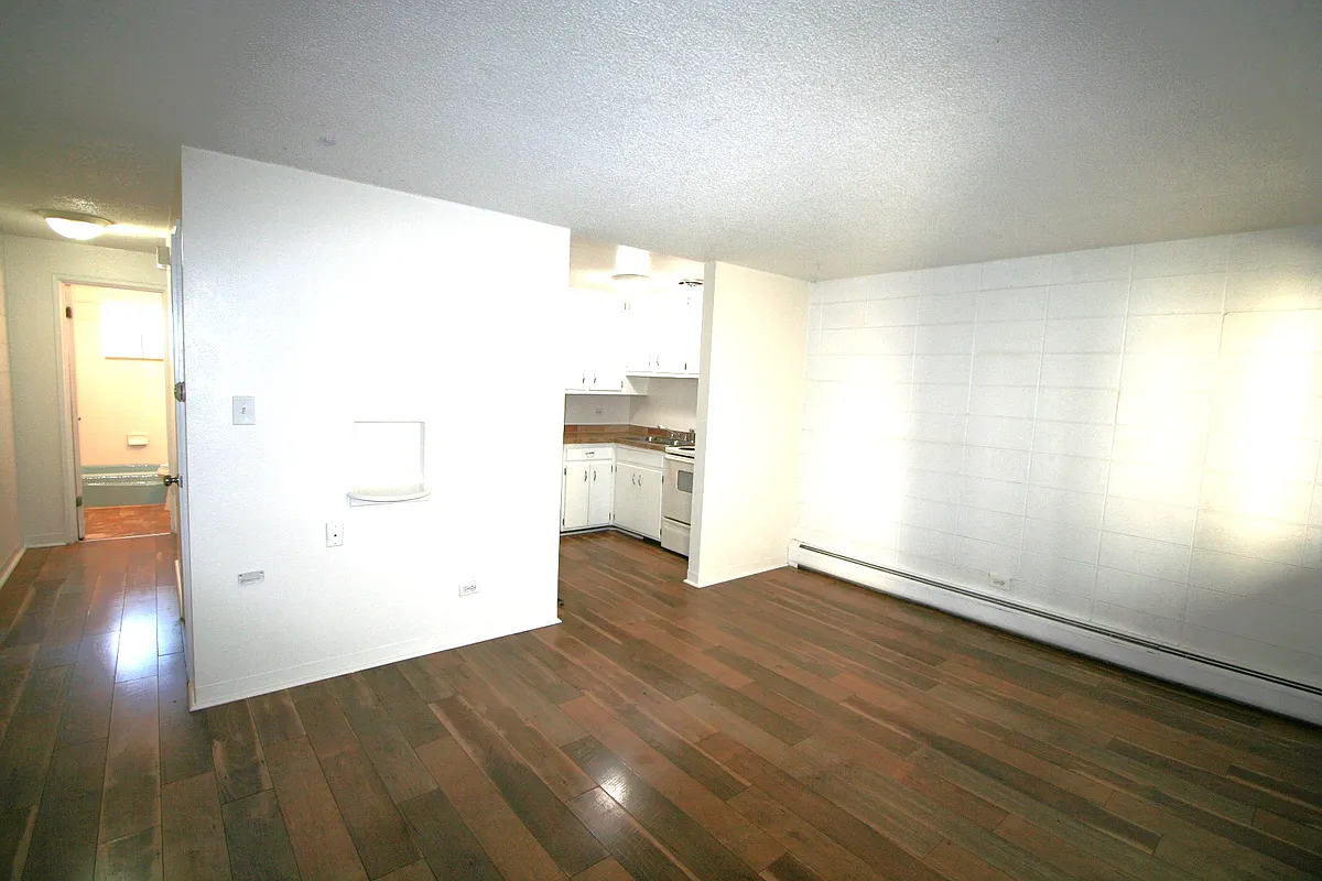 Building Photo - 1878 Vine St #204