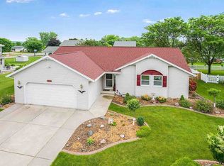 1990 Pike Ln, De Pere, WI 54115