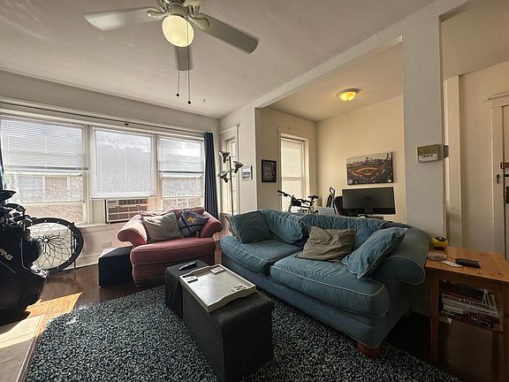 4th image of 933 W Cornelia Ave APT 3A