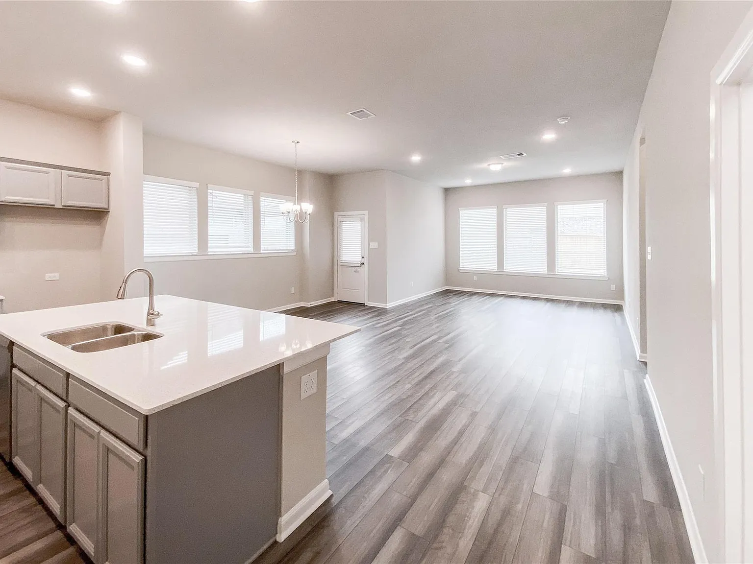 3 bed, 2.0 bath, 1870 sqft, $2,350 — Photo 3