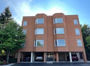 1635 N Milwaukee Ave APT 403, Libertyville, IL 60048