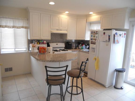 5th image of 217 Dubois Ave