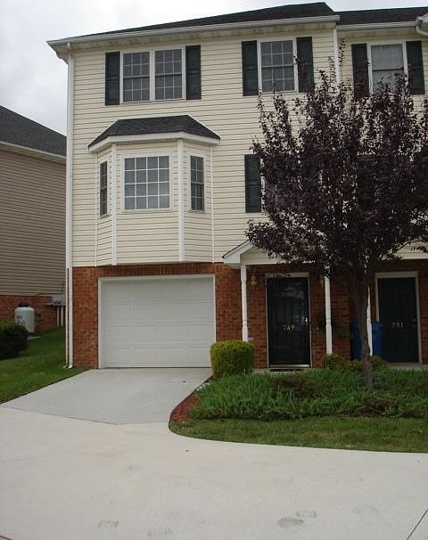 1st image of 749 Wyndhurst Dr