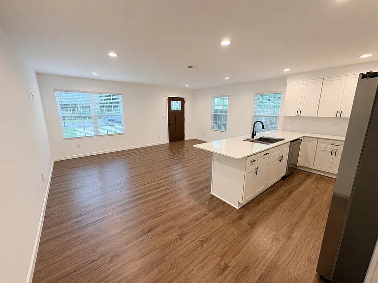 538 E State St — Photo 5