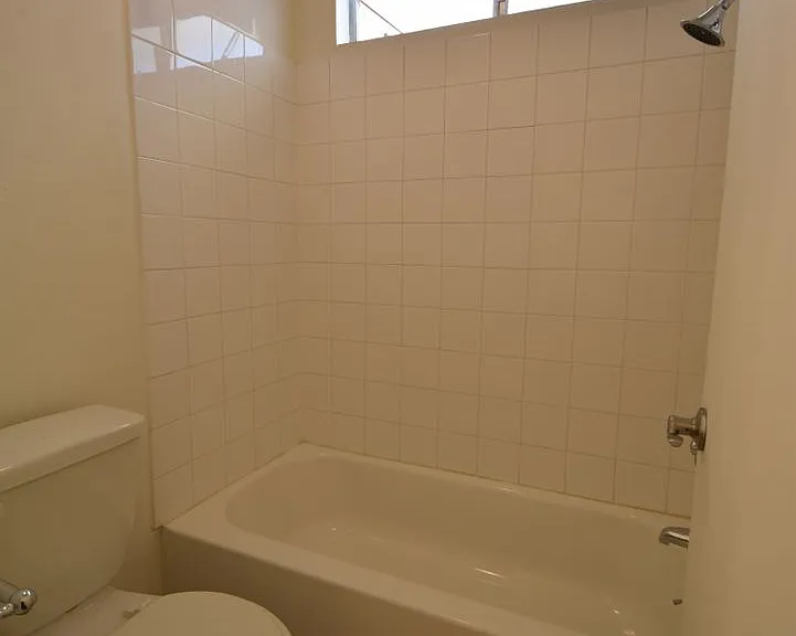 6115 Whitsett Ave — Photo 8