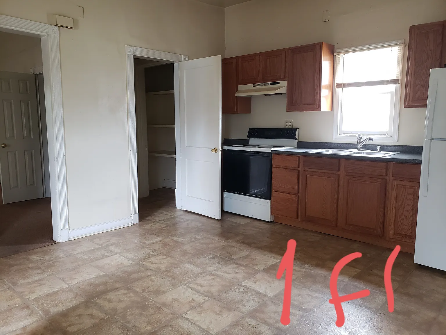 368 S 2nd St — Photo 4