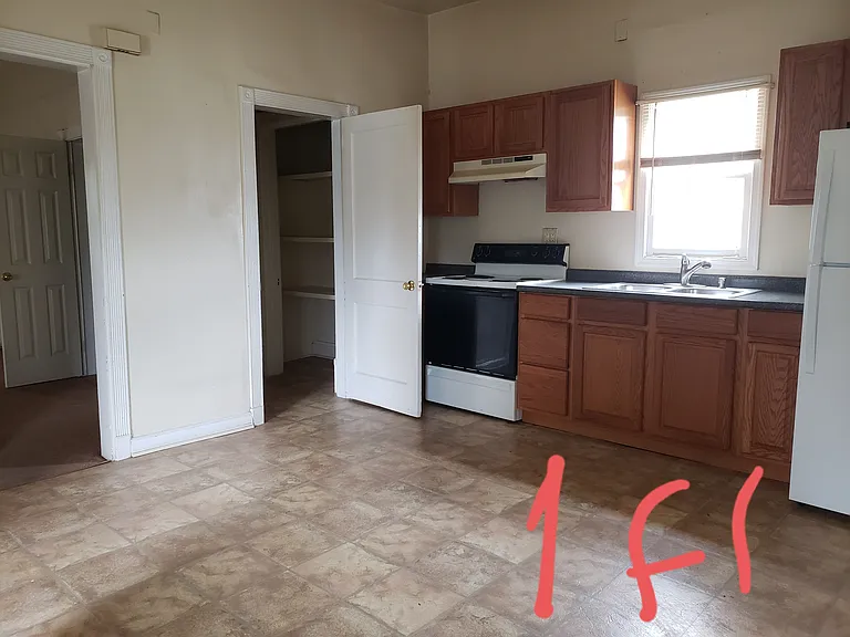 368 S 2nd St #1 — Photo 4