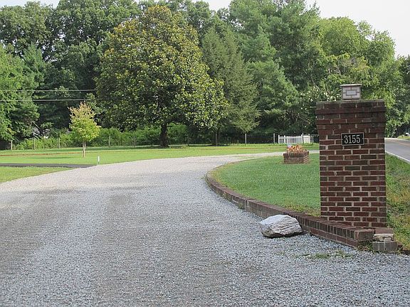 Circular drive in front 