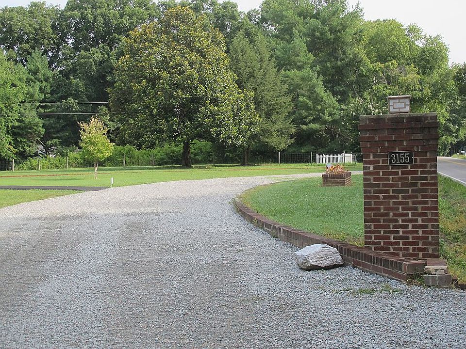 Circular drive in front 