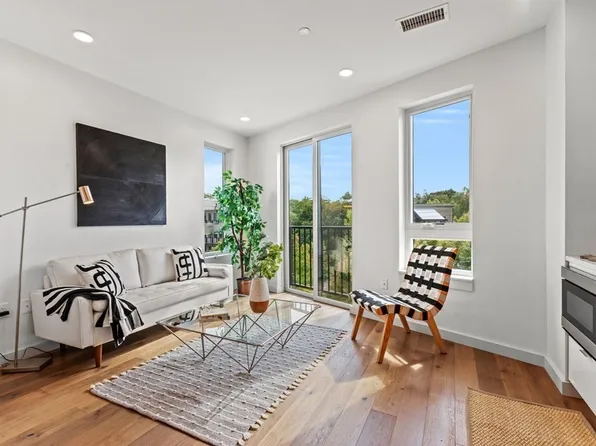 97 Elmwood St #303, Cambridge, MA 02140